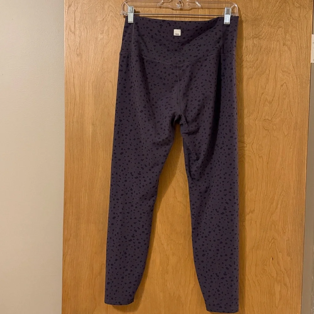 Vuori Studio Printed Leggings "Elm Dots" colorway. - Picture 2 of 7